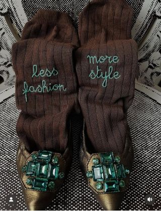 🧦 Susíny Fashion představuje styl, který začíná u detailu. „Less fashion. More style.“ – protože skutečná elegance není o...