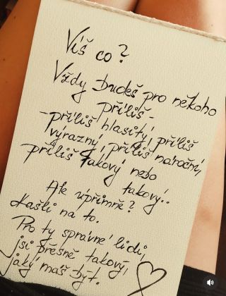 Příliš hlasitá. Příliš výrazná. Příliš náročná. Možná pro někoho. Ale pro ty správné… jsi přesně taková, jaká máš být. V...