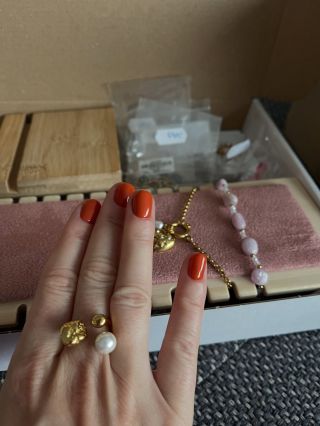 A tyto krásky budou zítra na přehlídce 🤩 @jolaria.jewels Hypoalergenní, voděodolné a ready to Glow! Ručně vyrobené šperky...