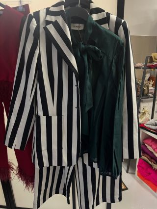 Síla kontrastu. Elegance v pohybu. Vertikální pruhy, hluboká zeleň a dotek vášnivé červené – kombinace, která mluví za...