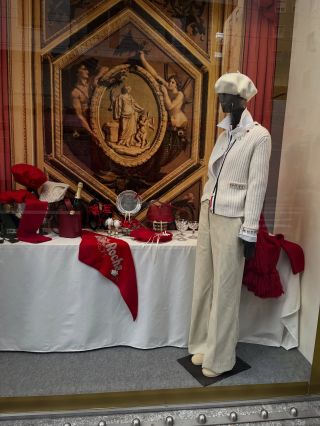 ✨ Milánská inspirace pro Susíny Fashion ✨ Když se elegance potká s fantazií, vzniká něco výjimečného. Zimní výloha je...